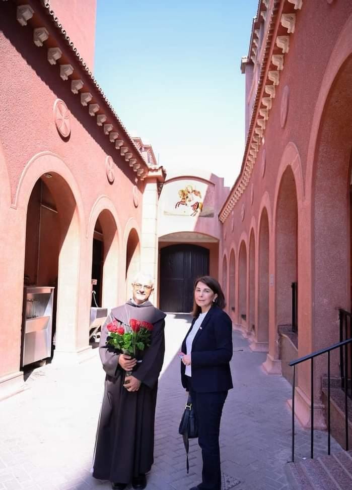 ماجدة الرومي في رحلة دينية بمصر القديمة... الأب بطرس دانيال يكشف كواليسها (صور)